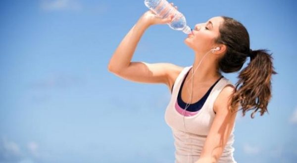 Πόσες περισσότερες θερμίδες καίτε πίνοντας παγωμένο νερό