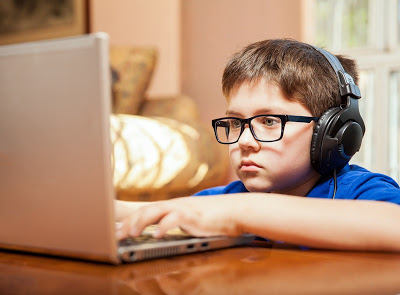 Πάνω από τρεις ώρες μπροστά σε μια οθόνη τη μέρα αυξάνουν τον κίνδυνο διαβήτη για τα παιδιά