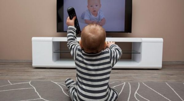 Σε ποια ηλικία μπορεί ένα παιδί να ξεκινήσει να βλέπει τηλεόραση