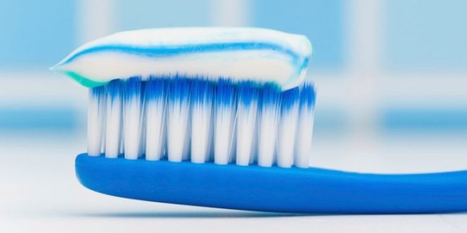 Ένας παράδοξος τρόπος για να καθαρίσετε την οδοντόβουρτσα