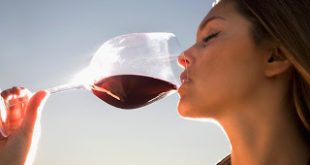 Ακόμη κι ένα ποτήρι κρασί ή μπίρα την ημέρα αυξάνει τον κίνδυνο καρκίνου του μαστού στις γυναίκες