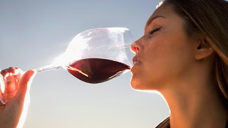 Ακόμη κι ένα ποτήρι κρασί ή μπίρα την ημέρα αυξάνει τον κίνδυνο καρκίνου του μαστού στις γυναίκες