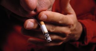 Καπνίζουν όλο και περισσότερο τα φτωχότερα στρώματα