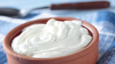 Οι άνθρωποι που τρώνε γιαούρτι κάθε μέρα, έχουν μικρότερο κίνδυνο να εμφανίσουν οστεοπόρωση