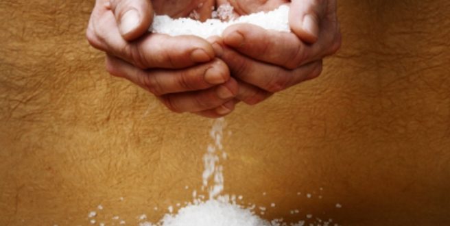 Τρία σημάδια του σώματος ότι πρέπει να μειώσετε το αλάτι