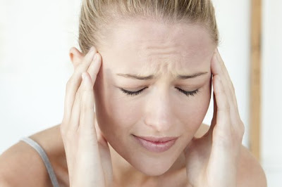 Αποτελεσματική θεραπευτική αντιμετώπιση του πονοκέφαλου. Στρες, ακατάλληλα γεύματα, διαταραχές του ύπνου, ελλιπής σωματική άσκηση σχετίζονται με κεφαλαλγία
