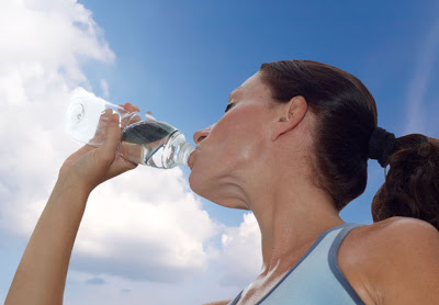 Πόσο νερό πρέπει να πίνουμε, την ημέρα; Συμπτώματα αφυδάτωσης. Τι ανάγκες έχει ο οργανισμός μας σε υγρά;