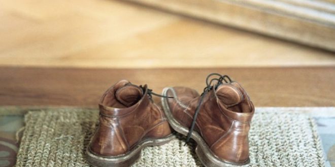 Τρεις βασικοί λόγοι για να μη φοράτε παπούτσια μέσα στο σπίτι