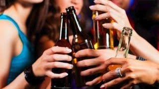 Δύο αλκοολούχα ποτά τη μέρα πίνει ο μέσος Ευρωπαίος και κινδυνεύει από καρκίνο του εντέρου