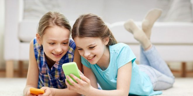 Τα social media προκαλούν επιπρόσθετο άγχος στα νέα παιδιά