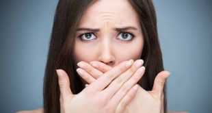 Τι σοβαρό μπορεί να κρύβει η κακοσμία του στόματος; Τι μπορείτε να κάνετε για να την αντιμετωπίσετε;