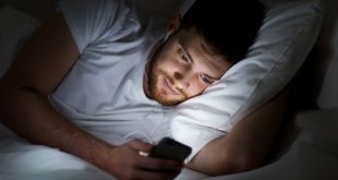 Η χρήση κινητού στο κρεβάτι μάς επηρεάζει με τρόπους που δεν φανταζόμαστε