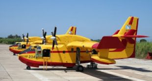 Πιλότοι Canadair: Τους αποκαλούν ήρωες, αυτοί λένε ότι απλώς κάνουν τηδουλειά τους