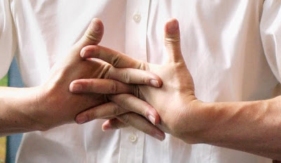 Τρίζουν, προκαλούν κριγμό οι αρθρώσεις σας; Ποια τα αίτια του θορύβου; Μπορεί να οφείλεται σε οστεοαρθρίτιδα;