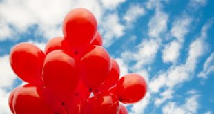 500 κόκκινα μπαλόνια στον ουρανό