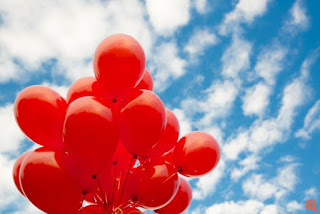 500 κόκκινα μπαλόνια στον ουρανό