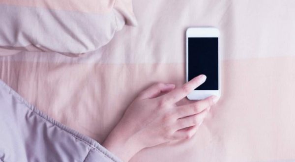 Για ποιο λόγο δεν πρέπει να ασχολούμαστε με το κινητό πριν τον ύπνο