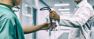 Γιατί οι νέοι γιατροί στις ΗΠΑ δεν ασκούν την ιατρική. Ελλείψεις 300.000 ατόμων σε ιατρικό προσωπικό έως το 2030