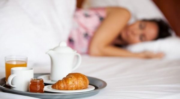 Οι τροφές που βοηθούν για έναν ξεκούραστο ύπνο