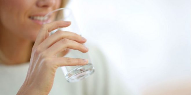 Τέσσερις λόγοι για να πίνετε ζεστό νερό