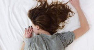 Ο επιστημονικός λόγος που «τινάζεσαι» κατά τη διάρκεια του ύπνου σου
