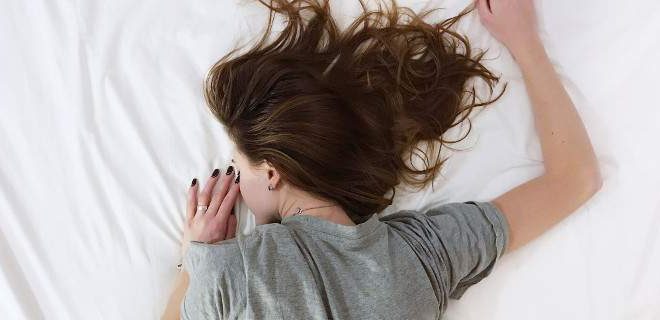 Ο επιστημονικός λόγος που «τινάζεσαι» κατά τη διάρκεια του ύπνου σου