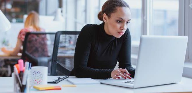 Πώς η καθιστική εργασία καταστρέφει την υγεία μας -Από τα μάτια έως τα οπίσθια