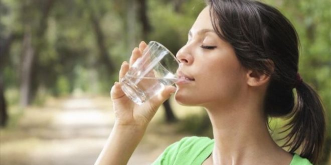 Τρία σημάδια ότι πρέπει να πίνετε περισσότερο νερό