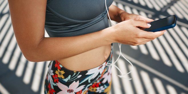 Όσο πιο πολύ κολλάνε στην οθόνη οι έφηβοι, τόσο πιο δυστυχισμένοι είναι