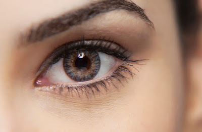 Βλέπετε μυγάκια, κηλίδες ή τριχίτσες στα μάτια σας; Ποια η αιτία και πόσο σοβαρό μπορεί να είναι;