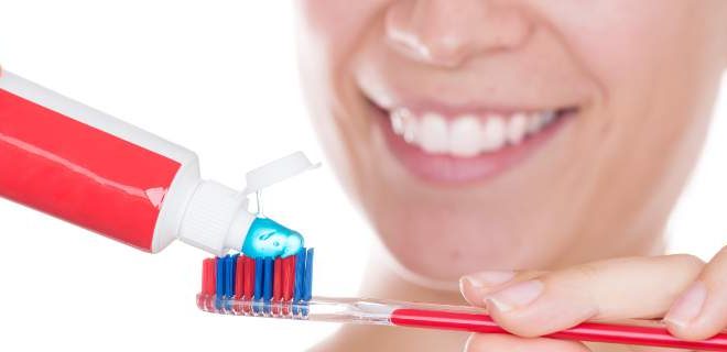 Πρέπει να βρέχουμε την οδοντόβουρτσα πριν βάλουμε οδοντόκρεμα; Η επιστήμη απαντά
