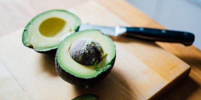 Aυτό είναι το απόλυτο μυστικό για να μην μαυρίζει το κομμένο αβοκάντο
