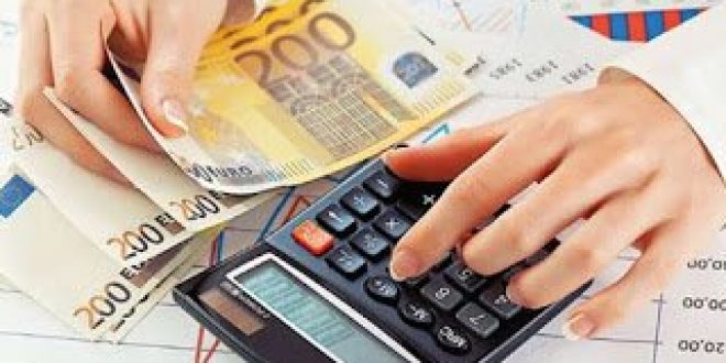 Έμμεσοι φόροι και υπερπλεόνασμα "ροκάνισαν" εισοδήματα - κατανάλωση