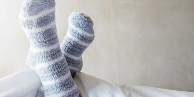 Γιατί πρέπει να κοιμάστε με τις κάλτσες