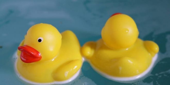 Γιατί τα πλαστικά παπάκια κρύβουν κινδύνους για τα παιδιά στο μπάνιο