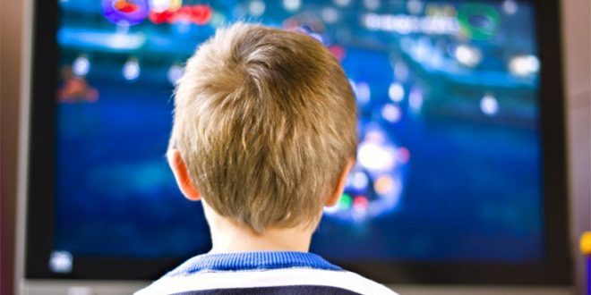 Η αυξημένη τηλεθέαση στα παιδιά συνδέεται με ανθυγιεινή διατροφή στην εφηβεία