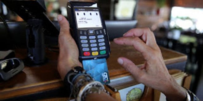 ΑΑΔΕ σε τράπεζες: Στείλτε τις συναλλαγές με ηλεκτρονικά μέσα πληρωμών για το αφορολόγητο