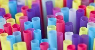 Στην Βρετανία θα απαγορεύσουν και άλλα πλαστικά όπως τα καλαμάκια και τις μπατονέτες