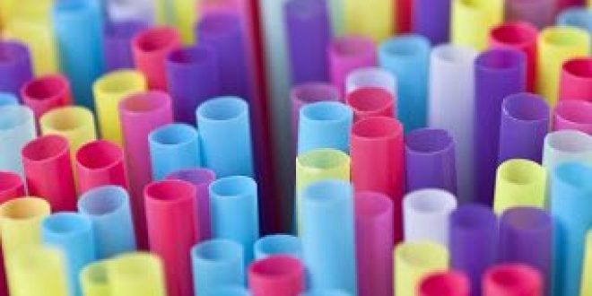 Στην Βρετανία θα απαγορεύσουν και άλλα πλαστικά όπως τα καλαμάκια και τις μπατονέτες