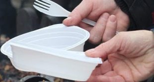 Η ΕΕ θέλει να απαγορεύσει τα πλαστικά πιάτα μιας χρήσης
