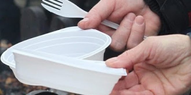 Η ΕΕ θέλει να απαγορεύσει τα πλαστικά πιάτα μιας χρήσης