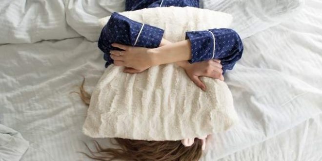 Τι είναι το κοινό, αλλά τρομακτικό φαινόμενο της παράλυσης ύπνου