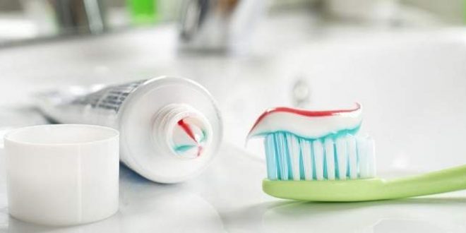 Γιατί πρέπει να βάζεις οδοντόκρεμα στα ρούχα και στα παπούτσια σου -Οι απίστευτες χρήσεις της