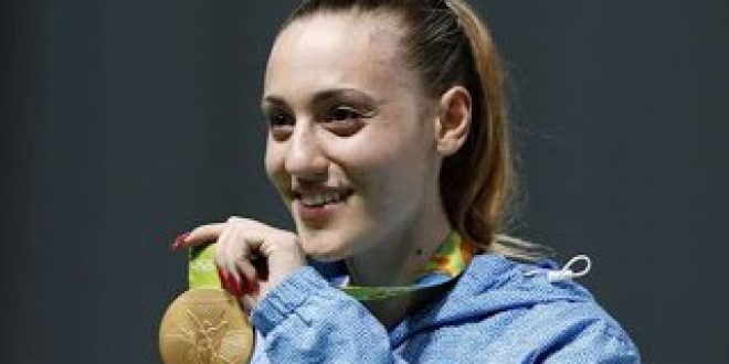 Κορακάκη: Τελικά πωλούνται. Ή μάλλον προσφέρονται. Απλόχερα.