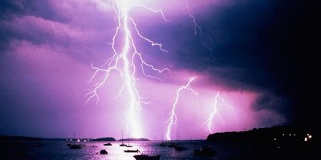 Τι είναι αστραπή και τι κεραυνός και πώς θα προστατευτείτε από τους κεραυνούς; Τι να κάνετε αν είστε στη θάλασσα με καταιγίδα;
