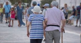Ο ελληνικός πληθυσμός από την κρίση και μετά μειώνεται, αλλοιώνεται και γερνάει γρηγορότερα