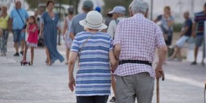 Ο ελληνικός πληθυσμός από την κρίση και μετά μειώνεται, αλλοιώνεται και γερνάει γρηγορότερα