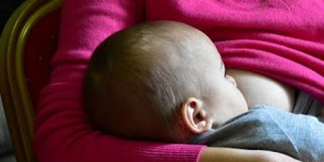 Η κατανάλωση αλκοόλ από τη μητέρα ενόσω θηλάζει, εγκυμονεί κινδύνους για το παιδί