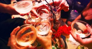 Το αλκοόλ το καλοκαίρι μπορεί να οδηγήσει σε αφυδάτωση